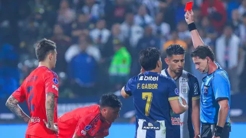 Carlos Zambrano recibió una tarjeta roja muy evitable ante U de Chile.