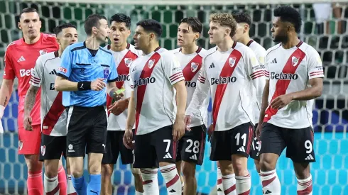 Maxi Salas tuvo que ser afirmado por sus compañeros de River.
