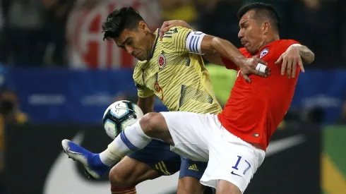 Radamel Falcao García ante Gary Medel en un Colombia vs la selección chilena.