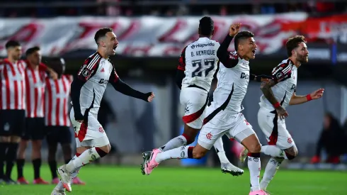 Bruno Henrique (27) gritándole a los de Estudiantes el paso del Fla a semis