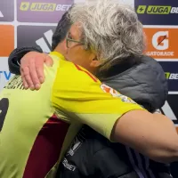 “Por la…”: el emotivo abrazo de Daniel Morón y Eduardo Villanueva tras su debut en Colo Colo