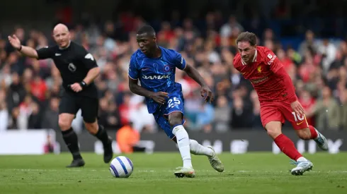 Moises Caicedo y Alexis MacAllister, dos sudamericanos que dirán presente en el episodio 200 de una gran rivalidad inglesa.