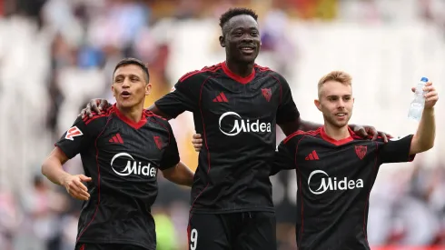 Akor Adams (al centro) le gana la pulseada a Alexis en la delantera de Sevila