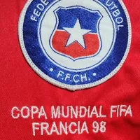 Cristián Castañeda remata la camiseta de la Roja en el Mundial de Francia 1998 por una operación