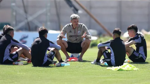 Colo Colo publicó una particular imagen de Fernando Ortiz junto a los canteranos.