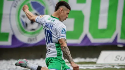 Este enganche anotó un tiro libre desde un lugar casi imposible. Aunque lo ayudó el arquero.