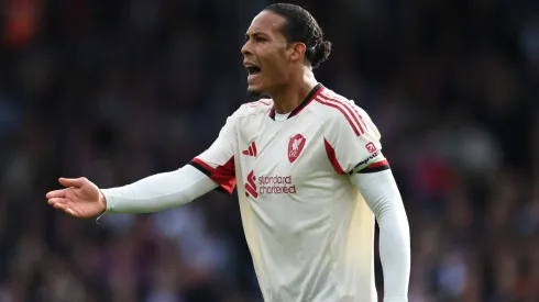 Virgil Van Dijk, capitán de Liverpool, busca encabezar la victoria contra Manchester United.