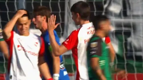 Este chileno nuevamente tuvo una ocasión inmejorable para anotar en el Rojo, pero falló.