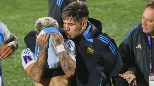 A Gianluca Prestianni hubo que levantarlo tras caer ante Marruecos.