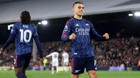 Leandro Trossard marcó contra Fulham y le dio la victoria al Arsenal para trepar a lo más alto de la Premier League.