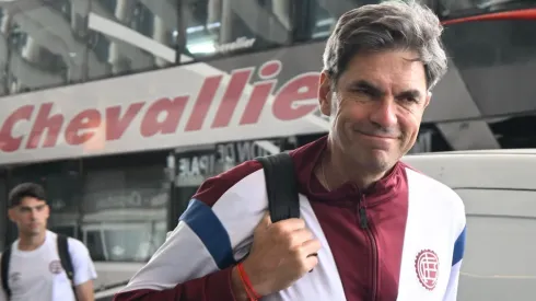 Mauricio Pellegrino encabeza al plantel de Lanús rumbo a Chile.