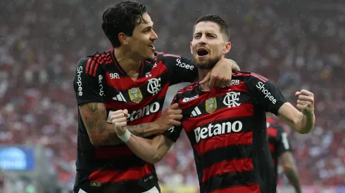 Pedro y Jorginho, dos figuras de Flamengo, celebran uno de los goles ante Palmeiras.