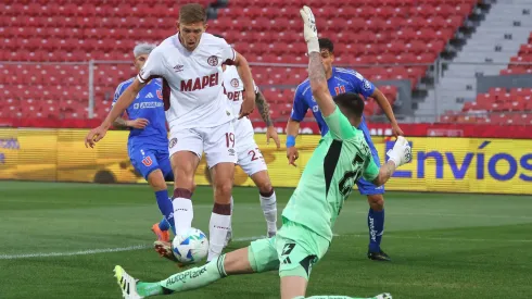 Rodrigo Castillo marcando el segundo gol de Lanús.