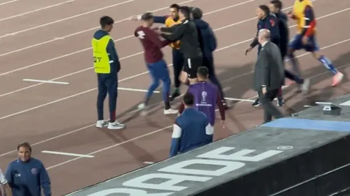 Toselli tuvo que ser separado por sus compañeros de la U.