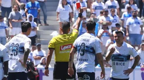 Luego de revisar el VAR, Juan Lara le mostró tarjeta roja a Gary Medel.