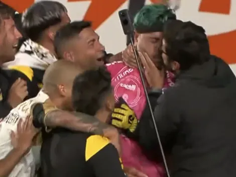 Mono Sánchez se lleva un beso en la boca tras ser héroe: "Cábalas son..."