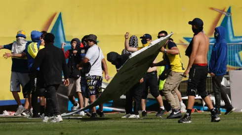Hinchas de Everton invadieron la cancha en derrota ante la UC