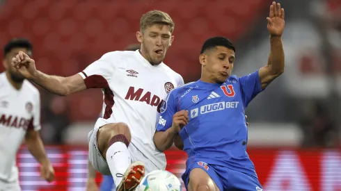 Rodrigo Castillo pelea el balón con Israel Poblete.