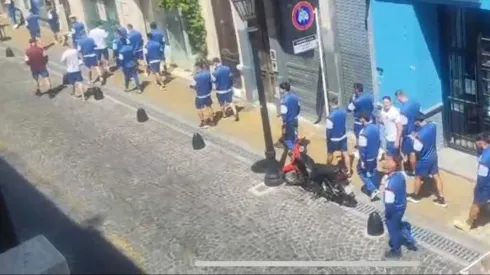 Los jugadores de Lanús miraron con atención lo que pasaba.