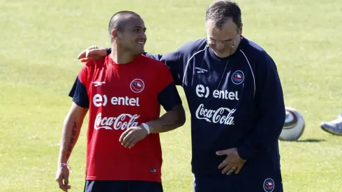Humberto Suazo y Marcelo Bielsa compartieron en la selección chilena varios viajes y un Mundial.