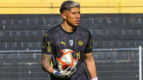 El portero chileno sumó otro título en Uruguay y lanzó un guiño a Colo Colo.