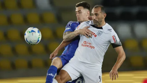 Franco Calderón marca a Hernán Barcos, el experimentado goleador de Alianza Lima.