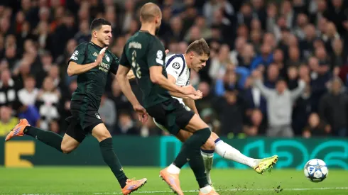 El golazo de Micky Van de Ven.