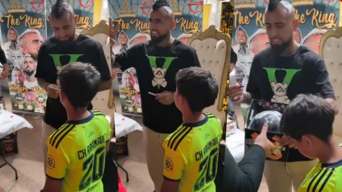 Vidal le firmó la camiseta de la U a un pequeño hincha.