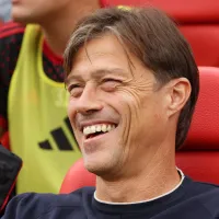Almeyda se viste de meteorólogo en el Sevilla y enciende el modo romántico: “Estoy acá por amor”