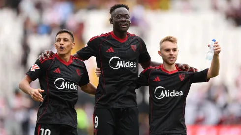 Pese a su lesión, Alexis sigue presente con el plantel del Sevilla