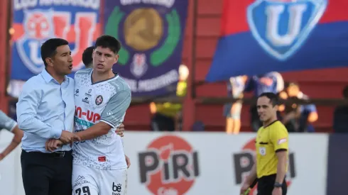 Facundo Pons contiene a Víctor Rivero tras la derrota ante U de Chile.