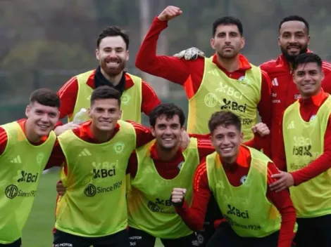 Los jugadores de la Roja bromean al modelo del equipo