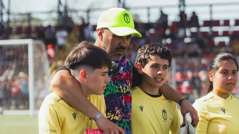 Claudio Bravo transmite sus consejos a todo tipo de arqueros en su gira de despedida