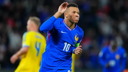 Doblete de Mbappé y Francia se va al Mundial por adelantado.