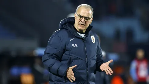 Bielsa en duda en la banca uruguaya.