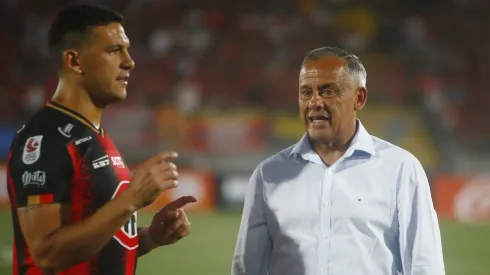 Isaac Díaz conversa con Erwin Durán, DT de Rangers.