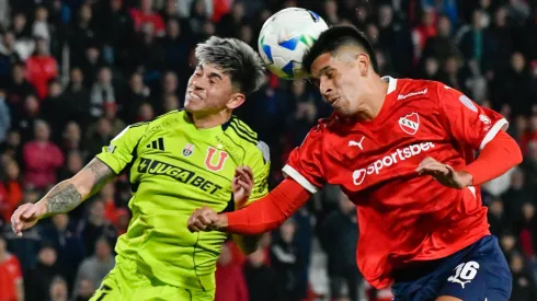 Sebastián Valdez lucha un balón con Maximiliano Guerrero en la revancha ante U de Chile. Sí, el partido cancelado en Avellaneda.