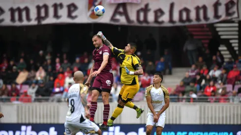 Futbol, Deportes La Serena vs Coquimbo Unido.<br />
Fecha 13, Liga primera 2025.<br />
El jugador de Coquimbo Unido Diego Sanchez, centro, disputa el balon con Nicolas Ferreyra de Deportes La Serena durante el partido de primera division realizado en el estadio La Portada de La Serena, Chile.<br />
31/05/2025<br />
Alejandro Pizarro Ubilla/Photosport
Football, Deportes La Serena vs Coquimbo Unido.<br />
Date 13, First League 2025.<br />
Coquimbo Unido’s player Diego Sanchez, center, disputes the ball with Nicolas Ferreyra from Deportes La Serena during the first division match held at the La Portada stadium in La Serena, Chile.<br />
31/05/2025<br />
Alejandro Pizarro Ubilla/Photosport