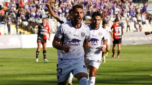 Joaquín Larrivey anotó los dos goles de Deportes Concepción en la ida de los cuartos de final de la Liguilla de Ascenso ante Antofagasta.