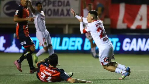 Pablo Aránguiz reclamó mano de Alfonso Parot, pero el juez no estuvo de acuerdo ni recibió la llamada del VAR.