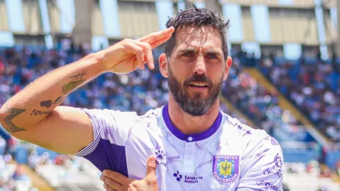 Joaquín Larrivey abrió la cuenta ante Antofagasta.