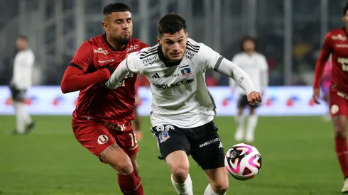 Rodrigo Ureña marca a Lucas Cepeda en un amistoso entre Colo Colo y Universitario de Perú.