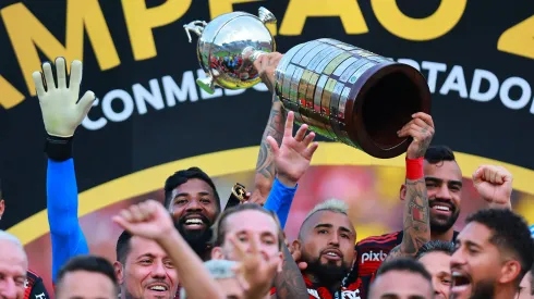 Vidal levantando la Copa Libertadores.
