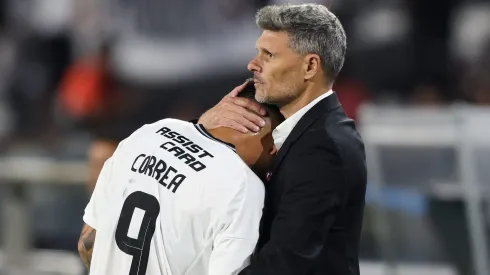 Fernando Ortiz ha sido cercano con los jugadores y los tiene en racha de triunfos con Colo Colo.