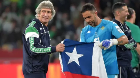 Bravo conversa constantemente con Manuel Pellegrini