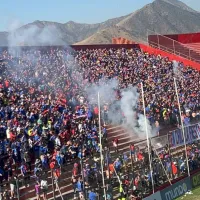 El descontento de la hinchada de U de Chile con los dirigentes: cánticos, poleras, banderas y fuegos artificiales