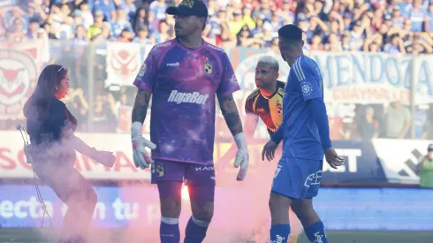Las bengalas cayeron en la portería de Diego Sánchez.