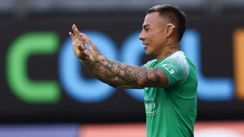 Eduardo Vargas celebra hasta en uno de sus años más difíciles.