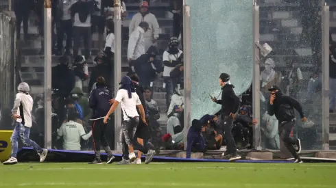 Los incidentes que provocaron hinchas de Colo Colo ante Fortaleza.