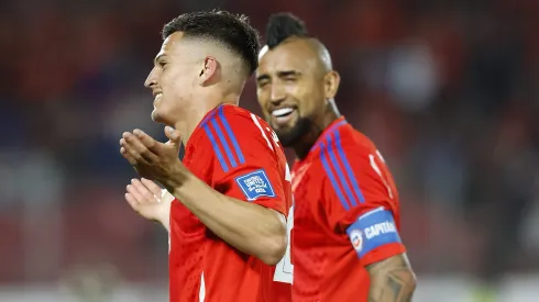 Futbol, Chile vs Venezuela.<br />
Eliminatorias al mundial 2026.<br />
El jugador de la seleccion chilena Lucas Cepeda, izquierda, celebra con sus companeros tras marcar un gol contra Venezuela durante el partido de las clasificatorias al mundial de la Fifa 2026 realizado en el estadio Nacional de Santiago, Chile.<br />
19/11/2024<br />
Pepe Alvujar/Photosport
Football, Chile vs Venezuela.<br />
2026 Fifa World Cup qualifiers.<br />
Chile’s player Lucas Cepeda, left , celebrates with teammates after scoring against Venezuela during a 2026 Fifa World Cup qualifier match at the National stadium in Santiago, Chile.<br />
19/11/2024<br />
S